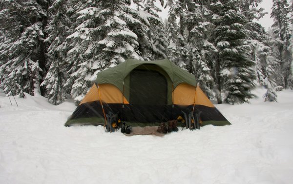 Quels sont les meilleurs équipements pour camper en région de toundra en hiver?